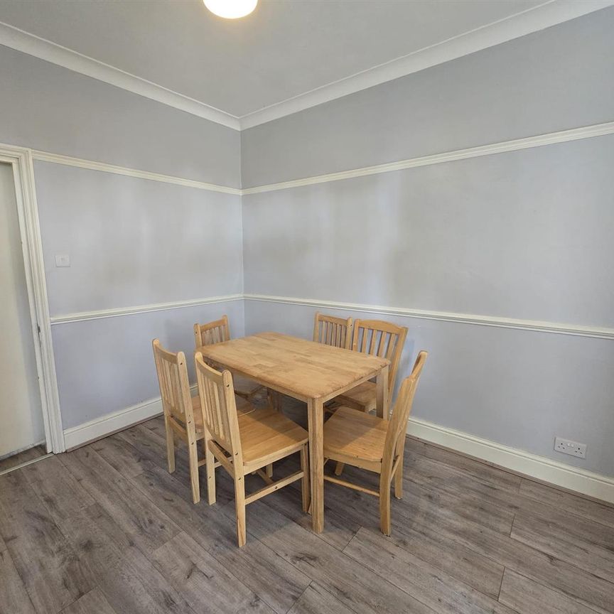 Victoria Road, Barnet EN4, London - Photo 1