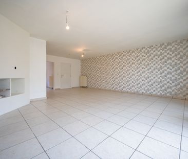 OESELGEM - Ruime woning met 4 SLPK en garage met uitweg achteraan! - Photo 3