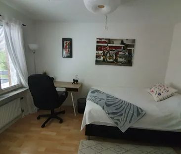 Private Room in Shared Apartment in Väster - Photo 2
