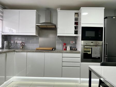 1 bedroom in a house share to rent - Photo 2