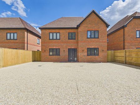4 bedroom detached house to rent - Photo 2