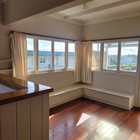 4 bedroom 1.5 bathrooms plus large lounge dining and emormous garage h - Photo 2