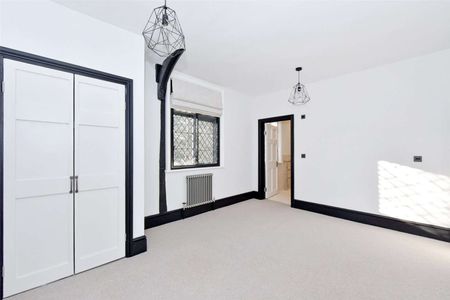 Fabulous first floor apartment of quality and character with courtyard garden and allocated parking - Photo 3