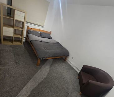 Room in a Shared Flat, Clarence Lane, SW15 - Photo 4