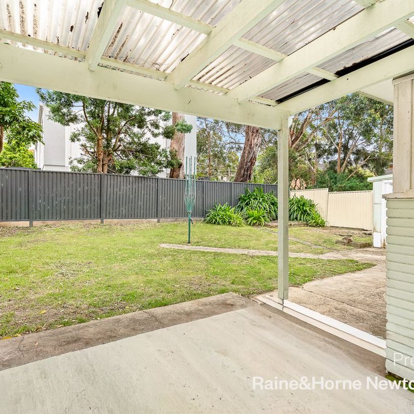 Leafy residence in a sought-after location - Photo 1