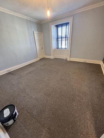 3 bedroom flat to rent - Photo 4