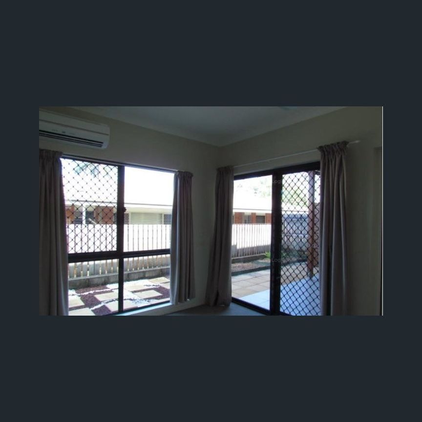 Large unit close to schools and shops - Photo 1