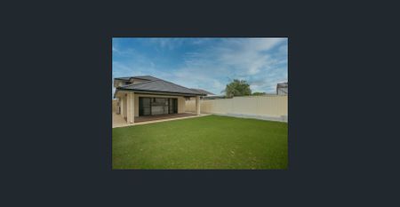 4x3 Spacious Two-Storey Home! - Photo 4