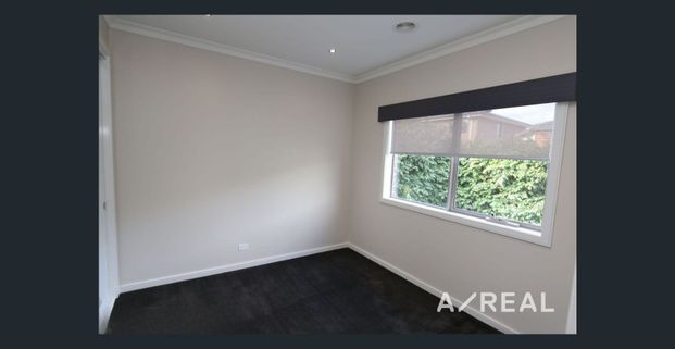 Modern and Spacious Four Bedroom House in Werribee - Photo 1