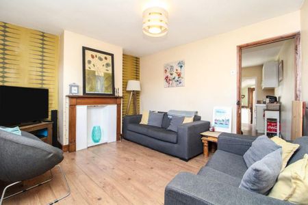 2 bedroom end of terrace house to rent - Photo 2