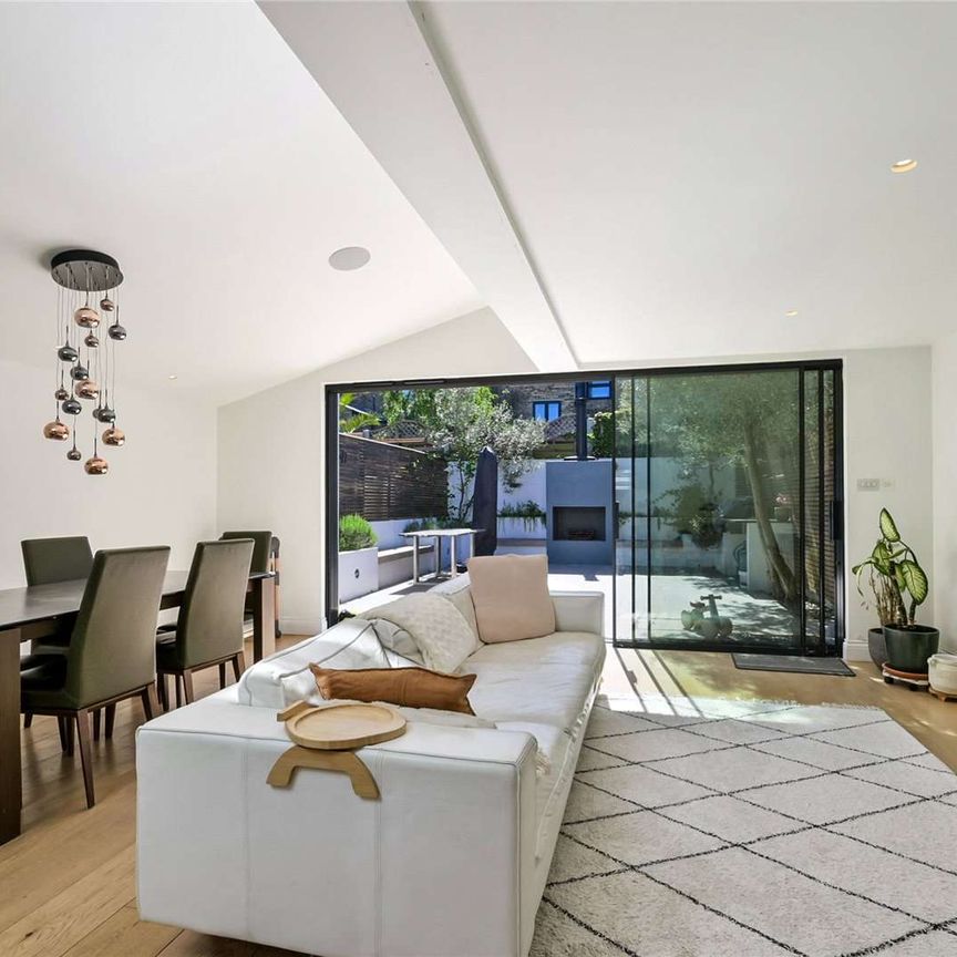 Simply gorgeous, 3 double bedroom house to rent in the heart of Greenwich. - Photo 1