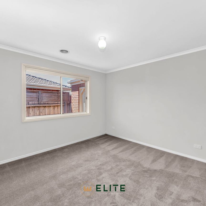 Just a short stroll to local shops and the beautiful Lake! - Photo 1