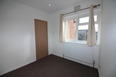 4 Bedroom Flat - Above Shop To Let - Photo 3