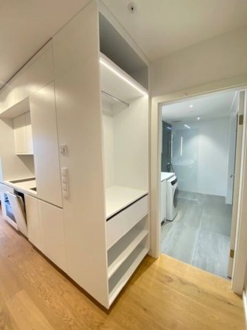 VOLLMÖBLIERTE Singlewohnung mit Balkon und Blick in den grünen Kurpark! Strom, Heizung, Internet und Fitness inklusive! - Concierge im Haus. AB MAI! - Photo 5