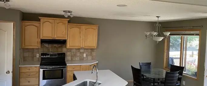 Very convenient location ! 30 seconds walk to bus station! | Calgary - Photo 1