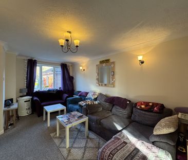 Matthews Drive, Crawley, Maidenbower - Photo 1