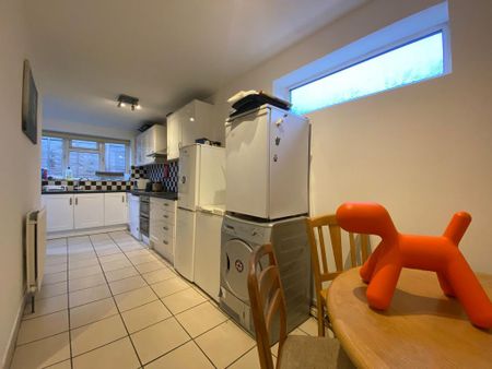 1 bedroom in a house share to rent - Photo 3