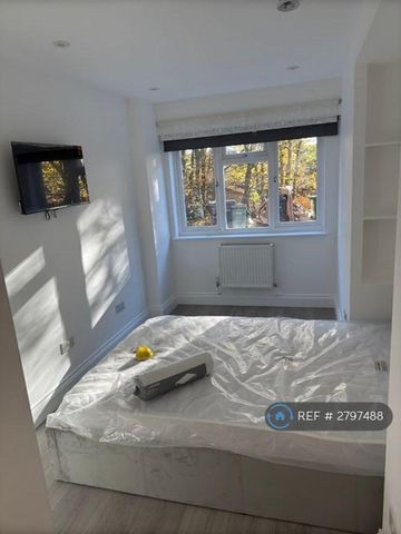 1 bedroom in a house share to rent - Photo 2