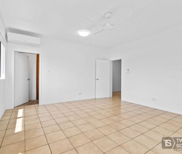 Wonderful Whitfield - Photo 2