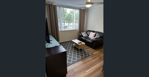 Fully Furnished Excellent 1 Bedroom Flat Min 3 months tenancy - Photo 1