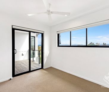 SPACIOUS 2 BEDROOM WATERFRONT LIVING IN BROADBEACH WATERS - Photo 2