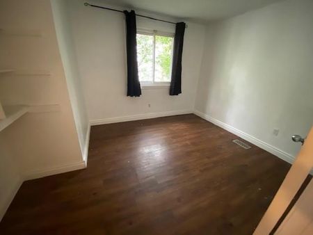 38 Calderwood Drive - Upper - 4 bed, 1 bath - STUDENTS - Photo 5