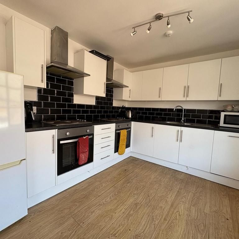 1 bedroom in a house share to rent - Photo 1
