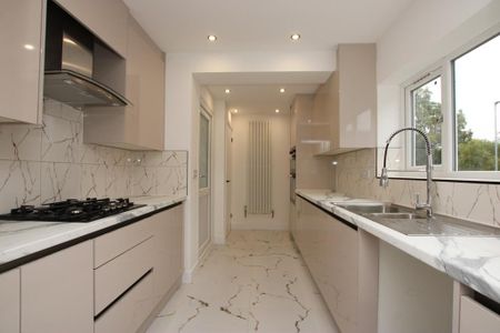 3 bedroom semi-detached house to rent - Photo 5