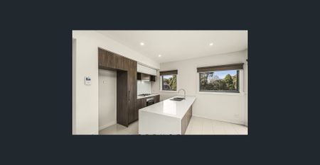 Light filled corner apartment with sweeping golf course views - Photo 3