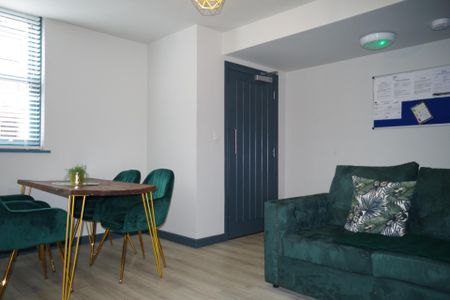 Silverwell Street, Bolton - Photo 2