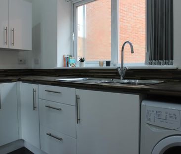 2 bedroom flat to rent - Photo 2