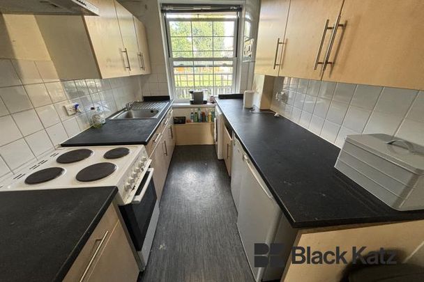 Superbly Located This Three Double Bedroomed Apartment - Photo 1