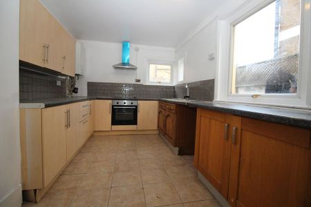 3 bedroom terraced house to rent - Photo 5