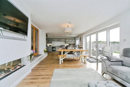 5 bedroom detached house to rent - Photo 2