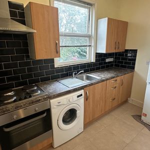 3 bed Flat in Merton High Street , London, SW19 1BD - Photo 2