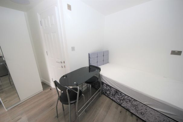 Holly Grove, Kingsbury, NW9 - Photo 1