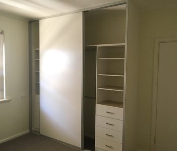 Tram /Bus to city or beach with Gym next door - Photo 1