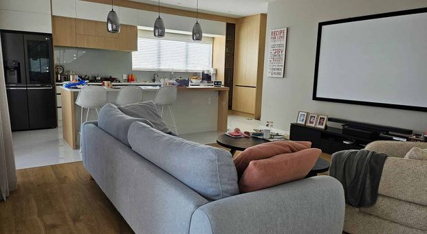 Executive 5-Bedroom 4 bathroom home - Photo 1