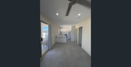 Just live villa, Seprate street entry - Photo 3