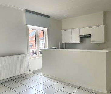 Ruim tweeslaapkamer-appartement met terras in het centrum - Photo 5