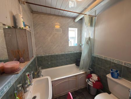 One bedroom Ground Floor Flat close to Ilford station- £1550 - Photo 3