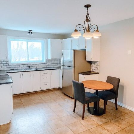 4 ½ St-Rédempteur (Internet et thermopompe inclus) - Photo 3