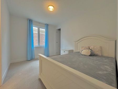 For Lease - 12 Sikura Circle, Aurora, Ontario - Photo 5