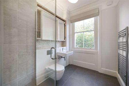 A smart studio situated in a stucco fronted building in South Kensington. - Photo 2