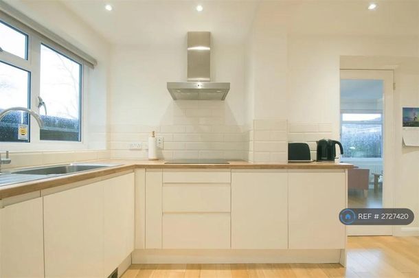 4 bedroom semi-detached house to rent - Photo 1