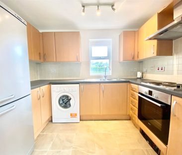 Talavera Close, Crowthorne Talavera Close, Crowthorne - Photo 2