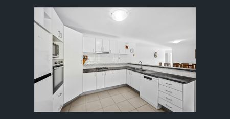 MODERN FAMILY HOME IN GREAT LOCATION - Photo 4