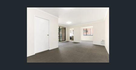 Spacious Ground Floor Apartment with Balcony & Lock-Up Garage - Photo 3