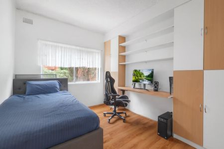 Spacious & Well-Located Two Bedroom Apartment - Photo 2