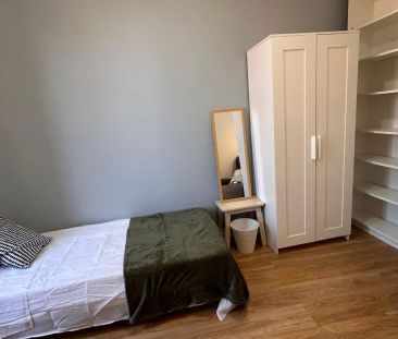 Room in a shared 6-bedroom apartment for rent in Embajadores, all b... - Foto 1